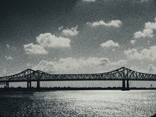 Ponte ligando as duas margens de um rio